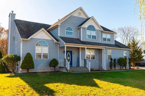 3 Landings Ln, Patchogue, NY 11772