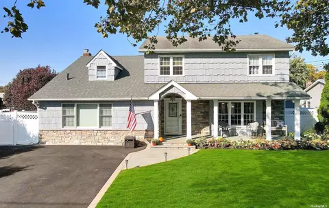 305 Martin Dr, West Islip, NY 11795