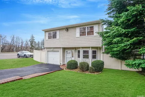 11 Mayflower Ave, Smithtown, NY 11787