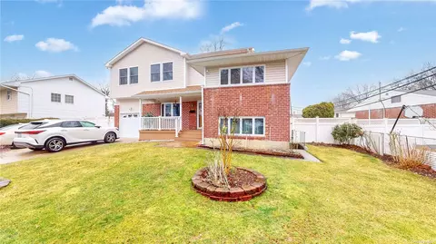 11 Genesee Dr, Commack, NY 11725