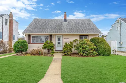 2572 Legion St, Bellmore, NY 11710