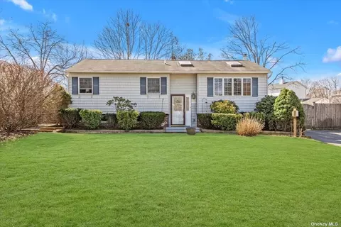 2502 Knickerbocker Ave, Medford, NY 11763