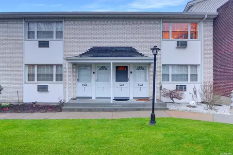 4719 Wilshire Ln #4719, Oakdale, NY 11769