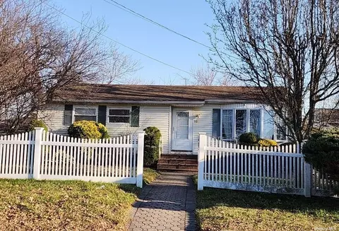 16 Booker Blvd, Amityville, NY 11701