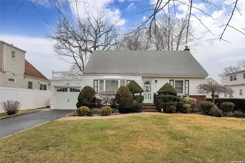 19 Front St, Massapequa Park, NY 11762