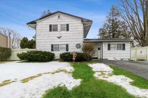 229 Loop Dr, Sayville, NY 11782