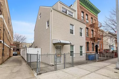31-66 42nd St, Astoria, NY 11103