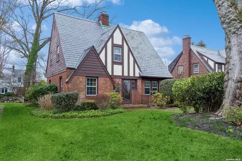 27 Delaware Ave, Freeport, NY 11520