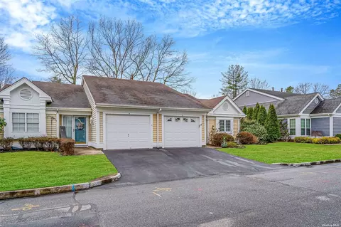 3 Huntington Ct #3, Ridge, NY 11961