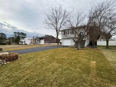 6 Julie Ln, Selden, NY 11784