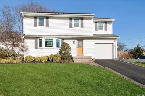 7 Barry Ln, Smithtown, NY 11787
