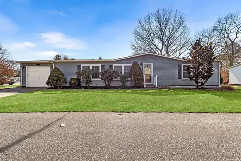 1407 Middle Rd #91, Calverton, NY 11933