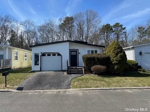 163 Village Cir #163, Manorville, NY 11949