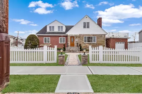 2564 Tonquin St, East Meadow, NY 11554