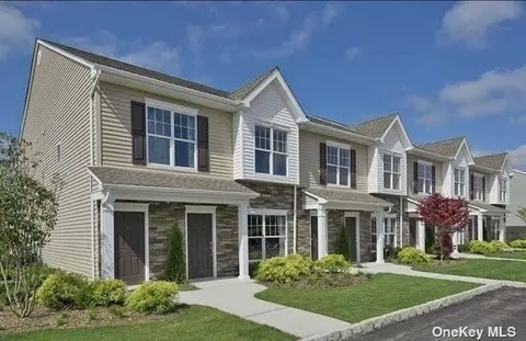 76 Somerton Ave #76, Central Islip, NY 11722