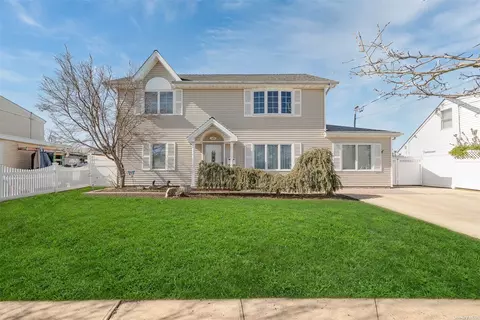 125 W Arlyn Dr, Massapequa, NY 11758