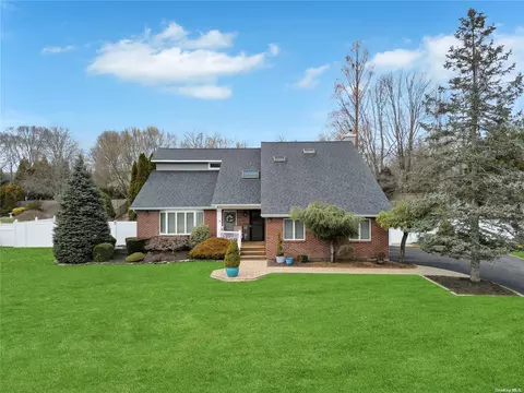 10 Elston Ct, Lake Grove, NY 11755