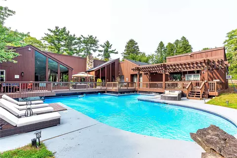 71 Sabine Rd, Oyster Bay Cove, NY 11791
