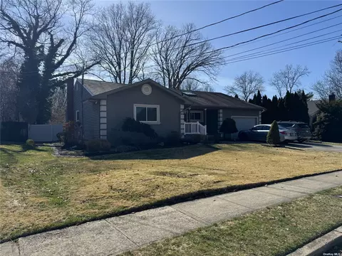 2 Morrison Dr, Old Bethpage, NY 11804