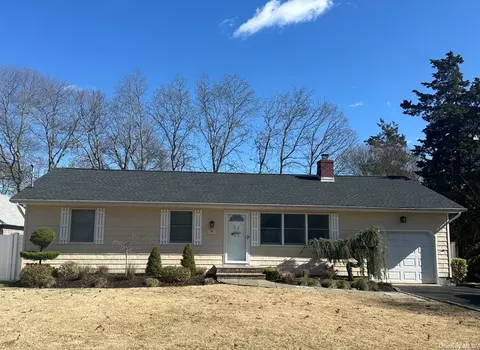 75 Surrey Dr, Center Moriches, NY 11934