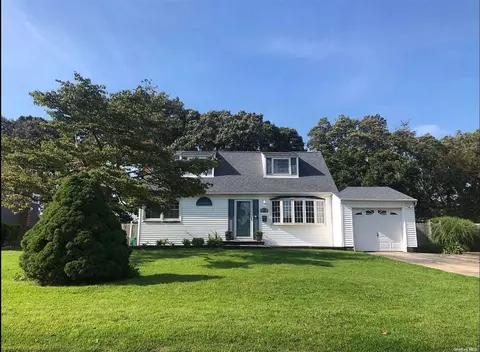 31 Astor Ct, Commack, NY 11725