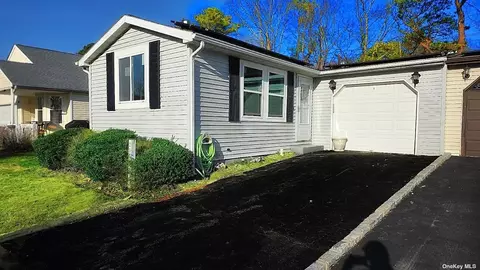 29 E Village Cir #29, Manorville, NY 11949
