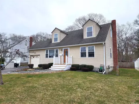 265 Schoenfeld Blvd, Patchogue, NY 11772