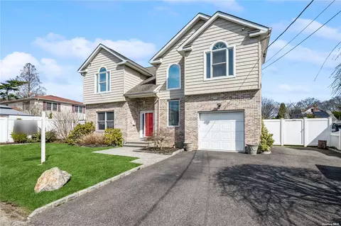 32 Miller St, Glen Cove, NY 11542