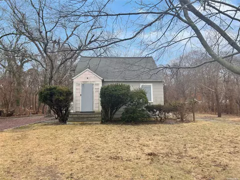 235 Hewlett Ave, Patchogue, NY 11772