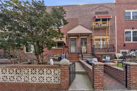 20-05 28th St, Astoria, NY 11105