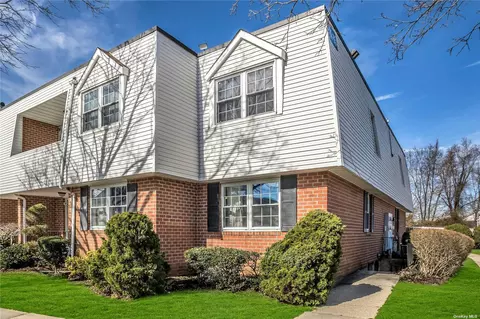 92 Palo Alto Dr #92, Plainview, NY 11803