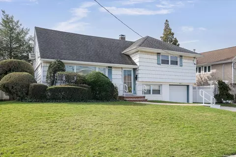 179 W Waukena Ave, Oceanside, NY 11572