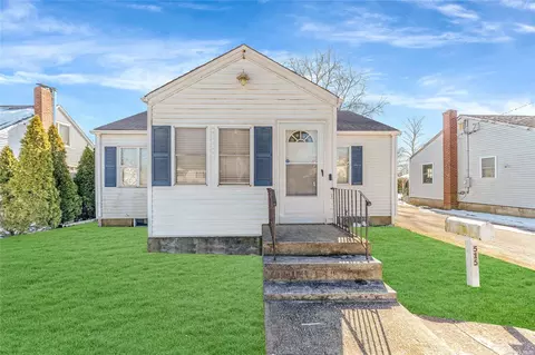 515 Elton St, Riverhead, NY 11901