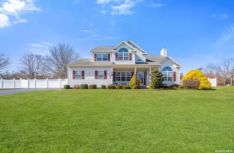 48 Ashley Cir, Manorville, NY 11949