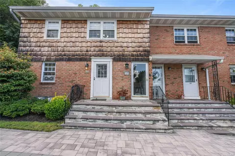 5 Anchorage Ln #4B, Oyster Bay, NY 11771