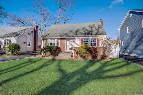 15 Chapin Ave, Merrick, NY 11566