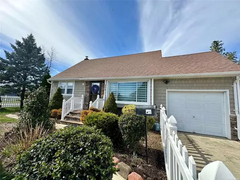 353 Catskill Ave, Lindenhurst, NY 11757