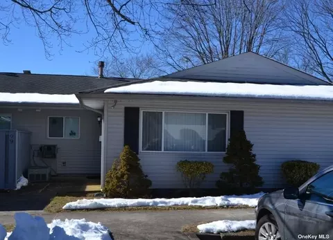 99 Feller Dr #99, Central Islip, NY 11722