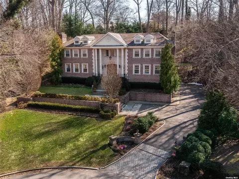 9 Walter Ln, Manhasset, NY 11030