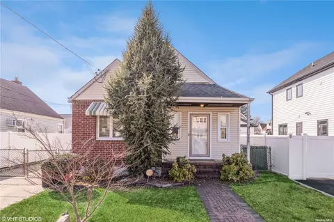 286 Hoffman St, Franklin Square, NY 11010