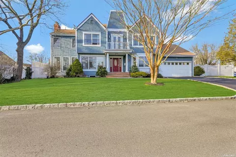 21 Wendover Rd, Sayville, NY 11782