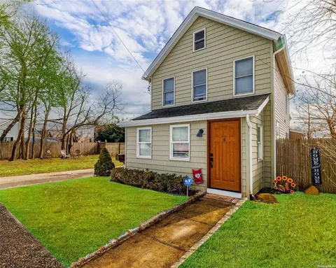 56 Thorne St, Patchogue, NY 11772