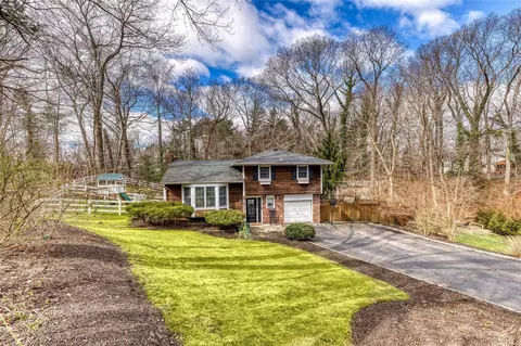 9 Whitney Ct, Smithtown, NY 11787