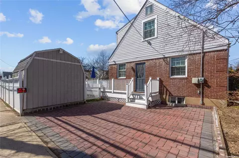 76-54 271st St, New Hyde Park, NY 11040