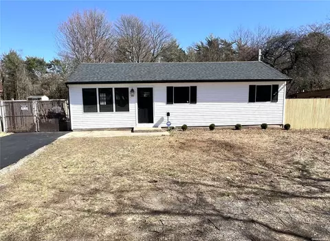 1711 N Thompson Dr, Bay Shore, NY 11706
