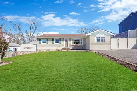 41 Janice Ln, Selden, NY 11784