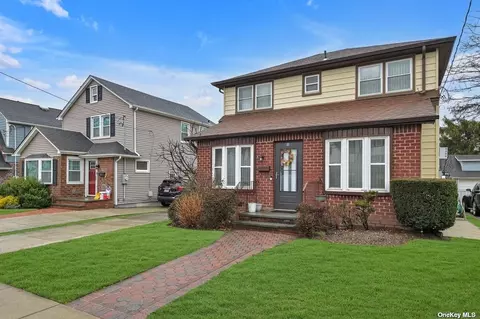 90 Bellmore St, Floral Park, NY 11001