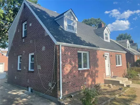 264 Brook St, Westbury, NY 11590