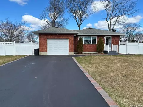 15 Ranch Dr, Shirley, NY 11967