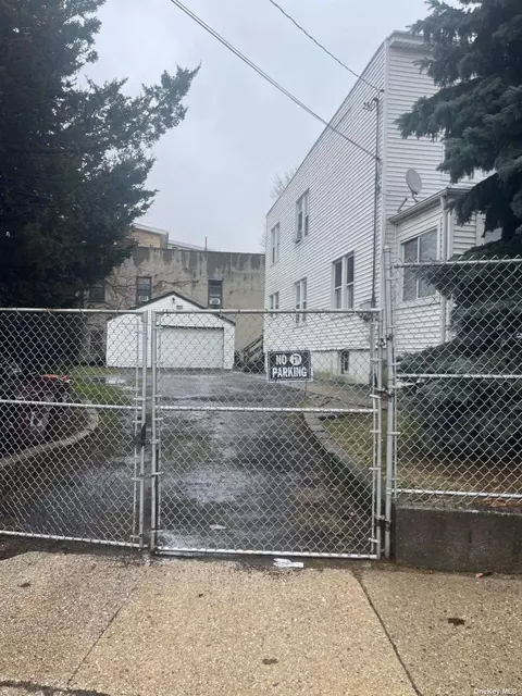 58-15 Brown Pl, Maspeth, NY 11378